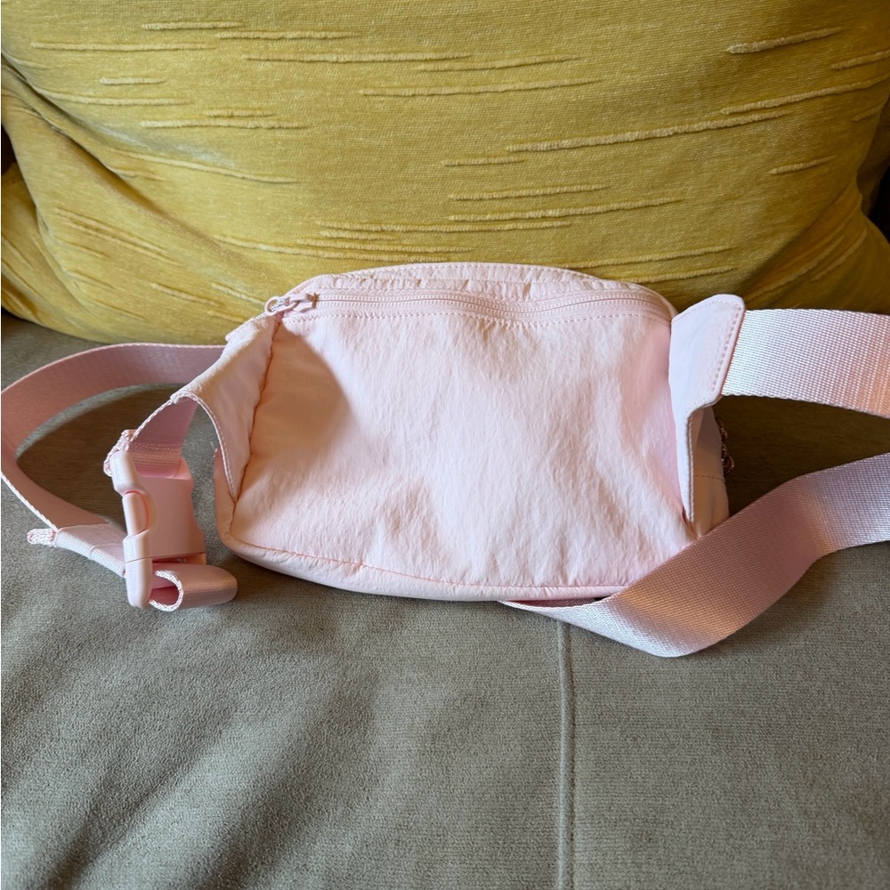 BNWOT lululemon athletica Everywhere Belt Bag Large - Pale Pink - Picture 4 of 5
